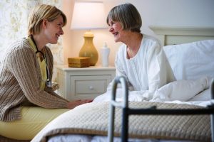 Уход за больными и пожилыми: почему и как стоит выбирать сиделку