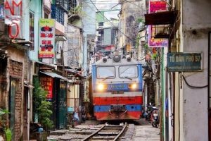 Скоростные поезда на улицах Ханоя