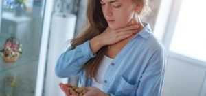 Почему так много людей страдают аллергией на арахис?